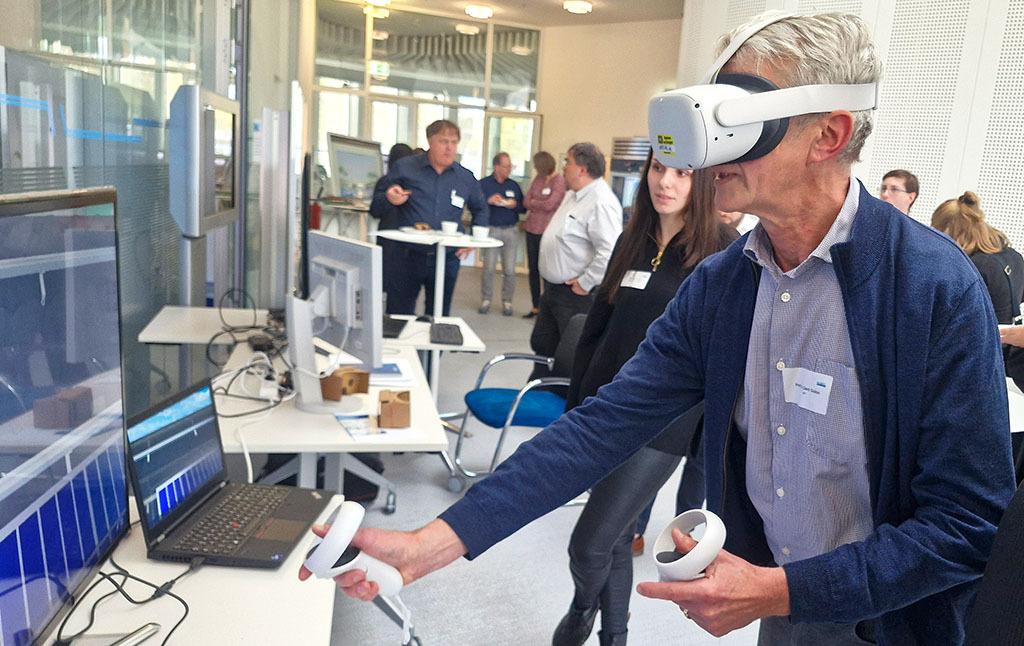 07 Prof Gerd Gidion installiert PV Module im etz VR-Szenario